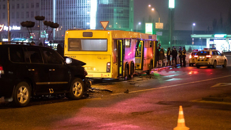 В Киеве Lexus влетел в автобус: семью с ребенком забрала скорая, фото, видео