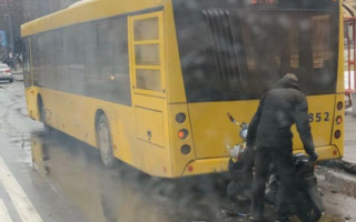 У Києві мопед на швидкості влетів в автобус: з’явилося фото