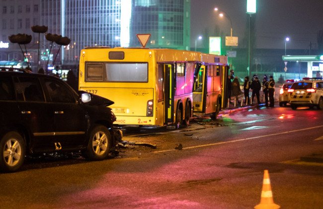 В Киеве Lexus влетел в автобус: семью с ребенком забрала скорая, фото, видео