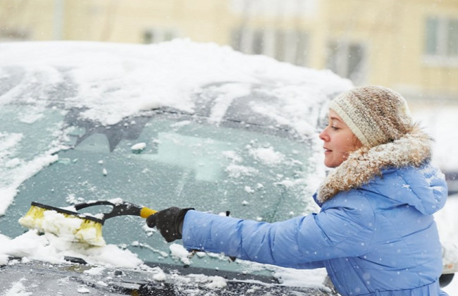 Чистим машину от снега: что лучше использовать