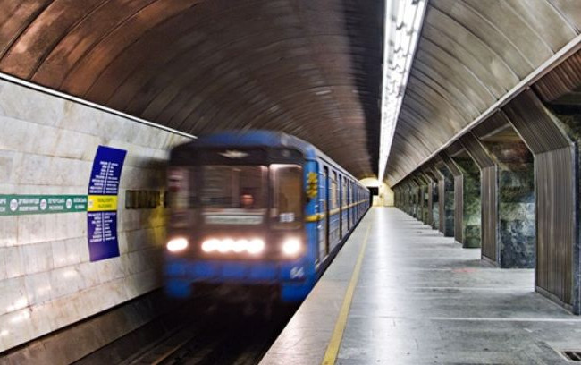 Киевляне в метро обезвредили отморозка с заточкой: появилось видео