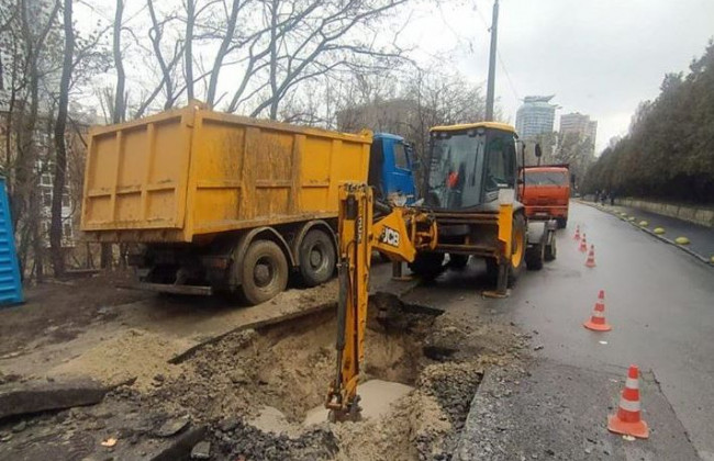 В Киеве снова прорвало трубу: назвали улицу
