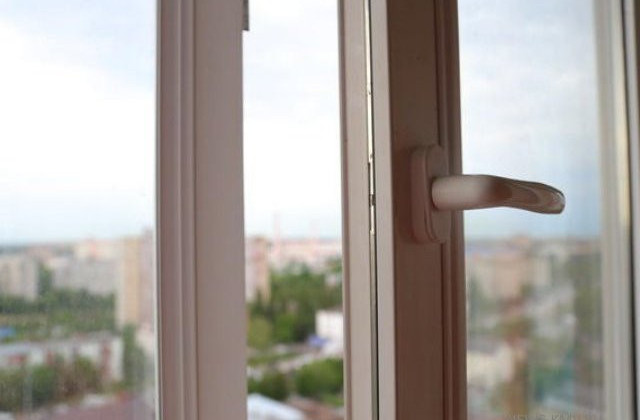 У Львові дівчина з порізаними венами випала з вікна багатоповерхівки