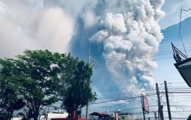 На Філіппінах евакуюють 200 тисяч людей у зв’язку із пробудженням вулкану: вражаючі фото