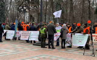 Під Радою зібрались мітингувальники: що вимагають, фото