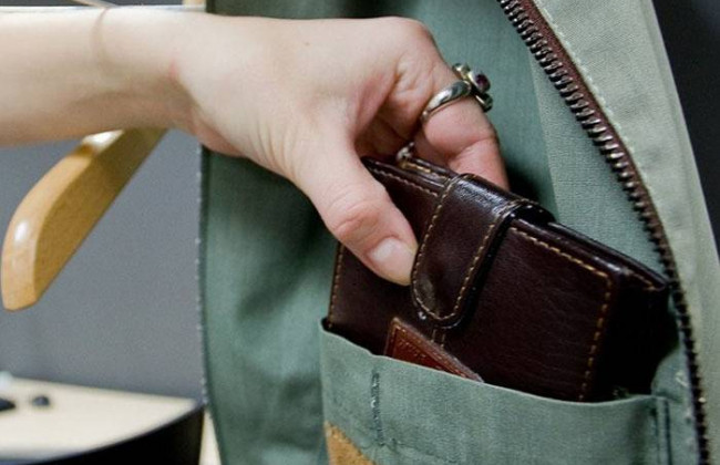 «Работает» в магазинах одежды: киевлянам показали дерзкую карманницу, видео