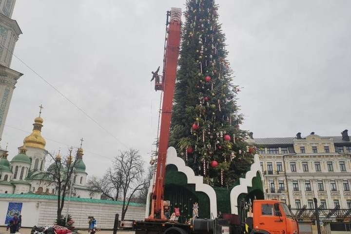 В Киеве на Софийской площади разбирают главную елку страны