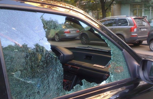 В Киеве неадекват громил автомобили: появилось фото