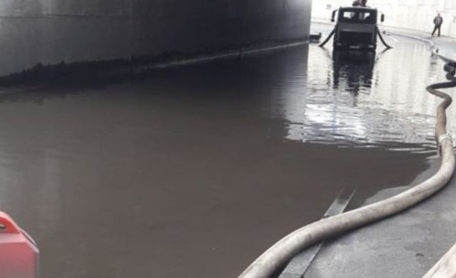 Потоп в Киеве: залило автомобильный тоннель