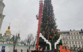 В Киеве на Софийской площади разбирают главную елку страны