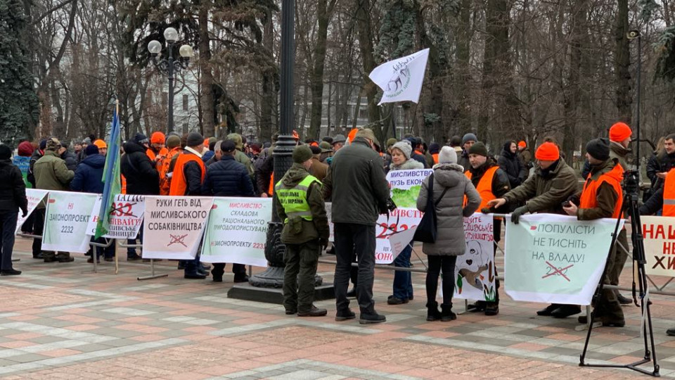 Під Радою зібрались мітингувальники: що вимагають, фото