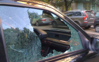 В Киеве неадекват громил автомобили: появилось фото