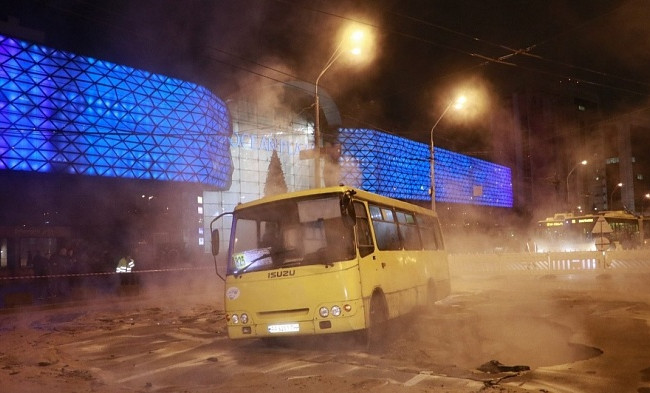 Потоп возле ТРЦ «Ocean Plaza»: аварийные бригады заменили трубопровод