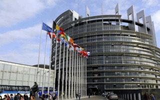 Облил себя бензином и поджег зажигалкой: у здания Европарламента произошло ЧП