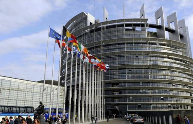 Облил себя бензином и поджег зажигалкой: у здания Европарламента произошло ЧП