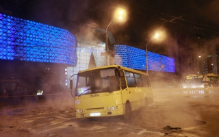 Потоп возле ТРЦ «Ocean Plaza»: аварийные бригады заменили трубопровод