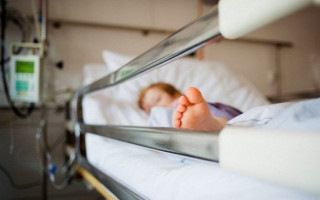Впали металеві двері: 4-річний хлопчик серйозно травмувався у столичній лікарні