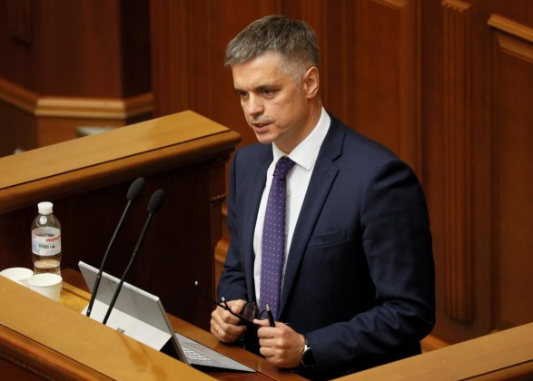 Глава МИД считает неуважением зарплату чиновников в 16 тысяч гривен