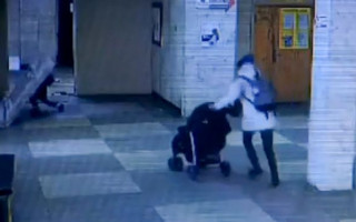 В киевской больнице на ребенка упала дверь: видео инцидента