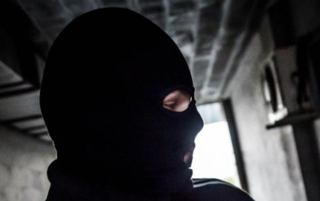 Работают в паре: киевлян предупредили о дерзких грабителях, фото