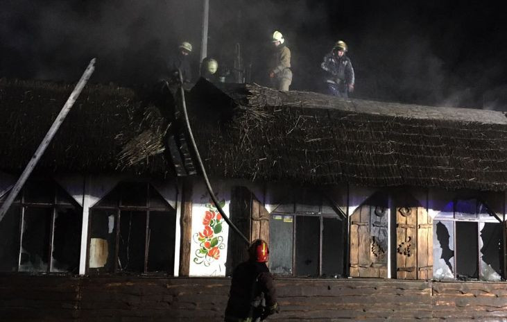 На Київщині згоріло кафе, накрите соломою: є фото