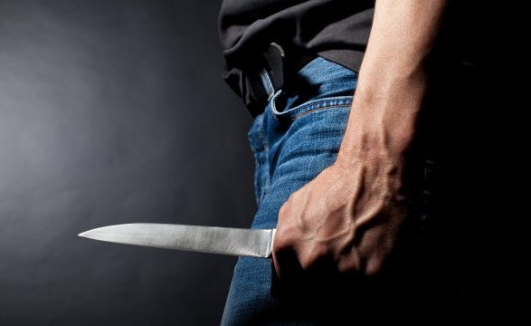 Жуткий инцидент в Днепре: 19-летний парень напал на мужчину с ножом и снял это на видео