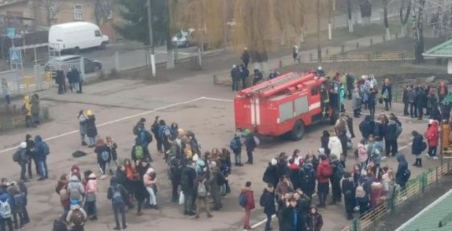 Под Киевом в школе распылили слезоточивый газ: подробности