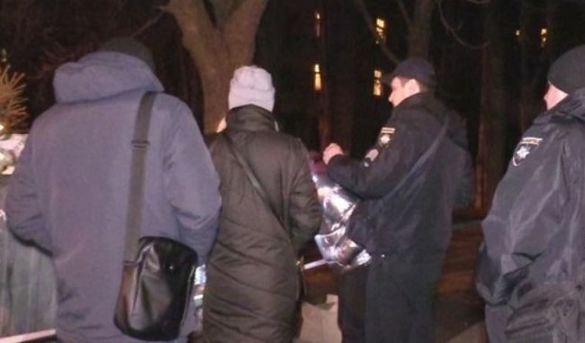 В Киеве горе-мама родила ребенка и выбросила его в мусор, видео