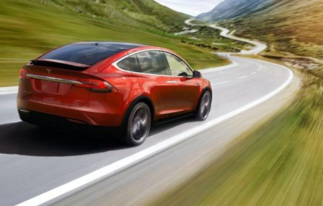 Вызвали более 100 ДТП: в США серьезно взялись за автомобили Tesla