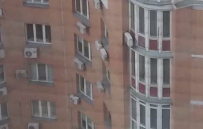 В Киеве подросток прыгнул с крыши многоэтажки и разбился, видео