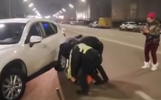Жорстоко покарали: у Києві копи затримали зухвалого водія, відео
