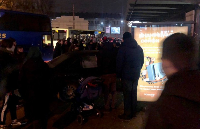 У Львові водій протаранив автобусну зупинку: є постраждалі