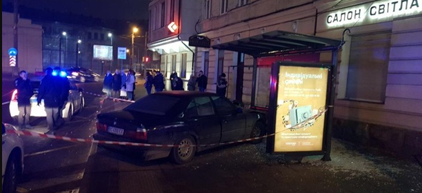 Во Львове водитель без прав врезался в остановку с людьми: есть пострадавшие