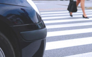 За секунду до трагедии: в Киеве пешеход рискнул жизнью, видео