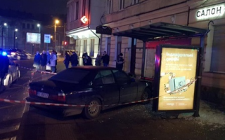 Во Львове водитель без прав врезался в остановку с людьми: есть пострадавшие
