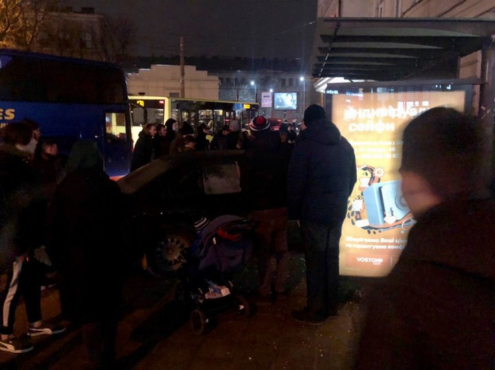У Львові водій протаранив автобусну зупинку: є постраждалі