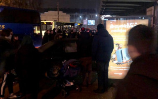 У Львові водій протаранив автобусну зупинку: є постраждалі