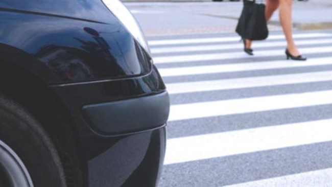 За секунду до трагедии: в Киеве пешеход рискнул жизнью, видео