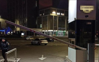 В Одессе пьяный полицейский снес  шлагбаум и сбил пешеходов: подробности происшествия