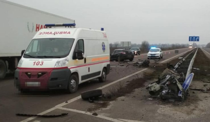 Машины разбросало по дороге: на киевской трассе произошло серьезное ДТП