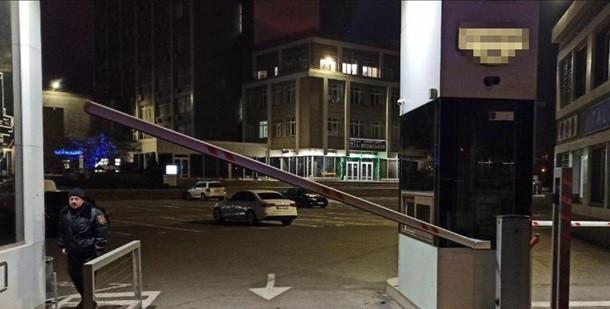 В Одессе пьяный полицейский снес  шлагбаум и сбил пешеходов: подробности происшествия