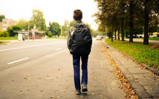 Дитина прогулює школу: суд роз’яснив, скільки коштуватиме батькам відсутність учня