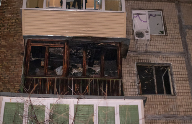 Развела костер в комнате: киевлянка подожгла собственную квартиру, видео