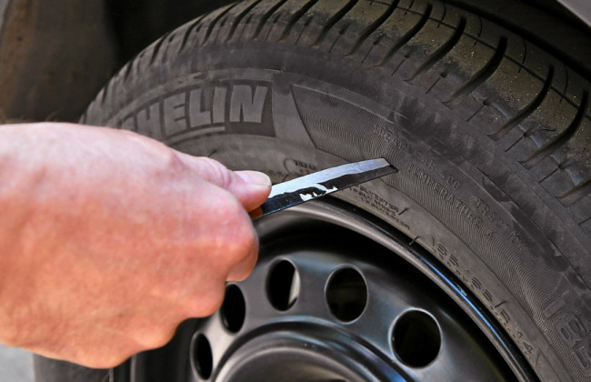 В Киеве несколько десятков автомобилей пострадали от рук злоумышленника