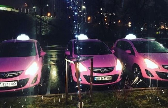 У столиці запрацювало жіноче таксі, фото