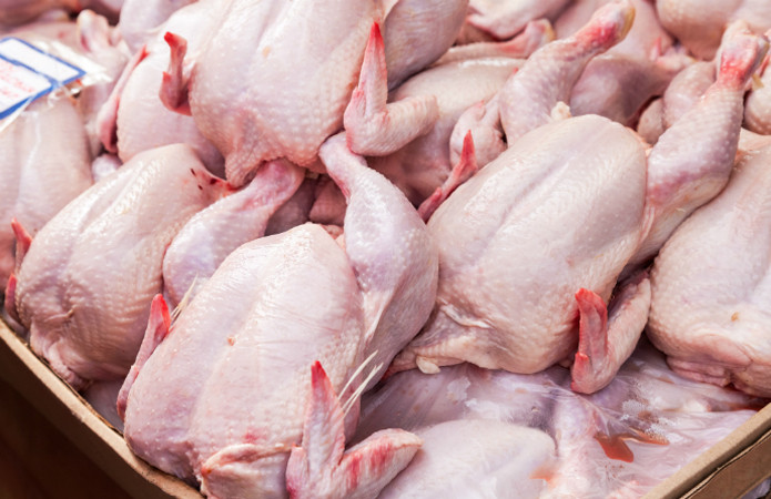 Через спалах пташиного грипу в Україні не рекомендують купувати курятину на ринках