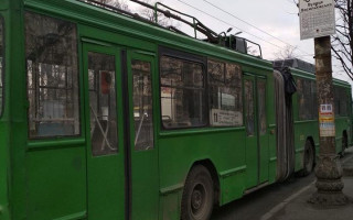 Многочисленные переломы: в Киеве троллейбус протянул пенсионерку по асфальту