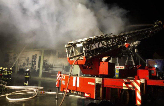 Масштабна пожежа під Києвом: вночі горів меблевий магазин, фото, відео