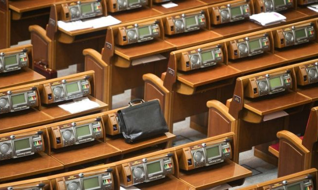 Две «минималки»: зарплаты нардепов хотят ограничить