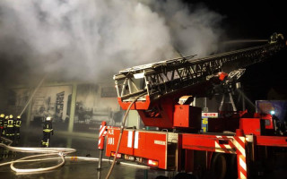 Масштабна пожежа під Києвом: вночі горів меблевий магазин, фото, відео